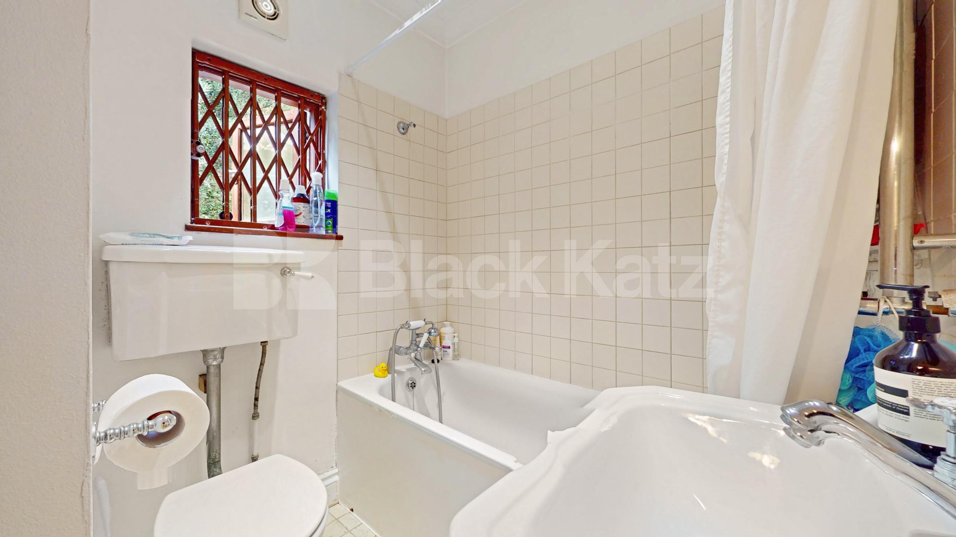 Two Bedroom With Private Garden Flat Wotton Road, CRICKLEWOOD